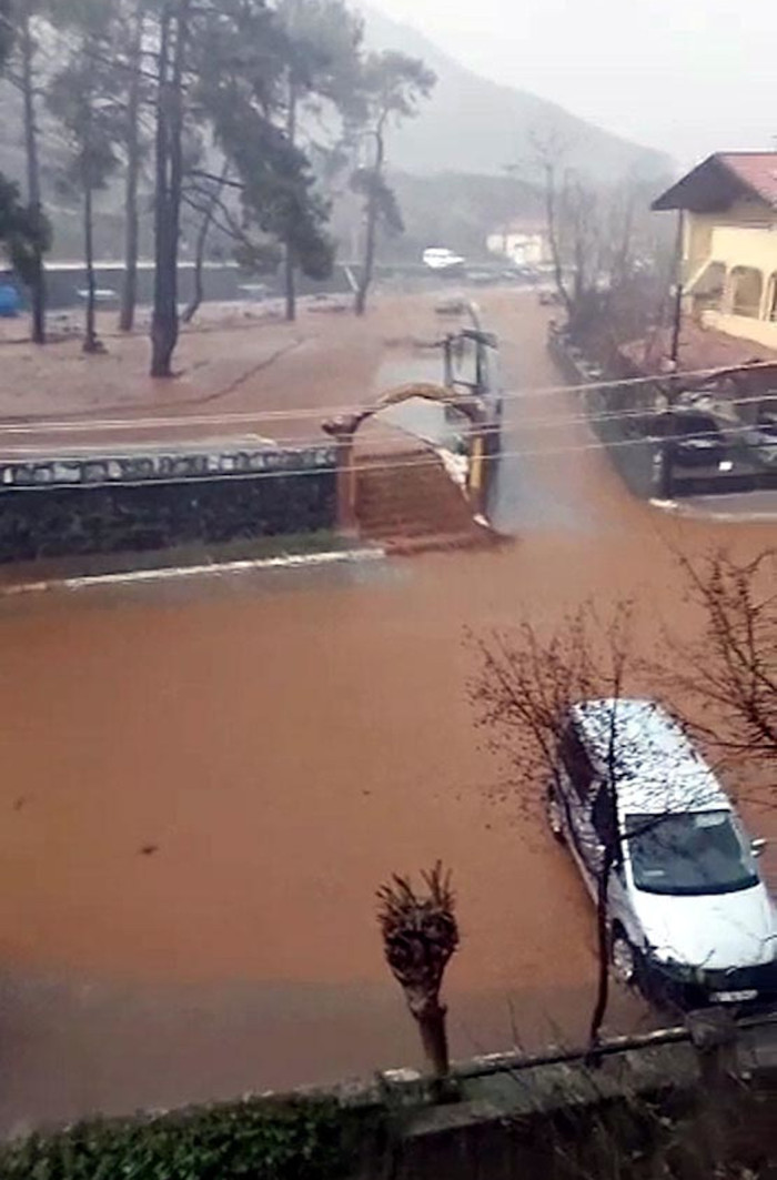 Marmaris'te sağanak: Yanmış ormanlık alandan inen su, sele neden oldu - Resim : 1