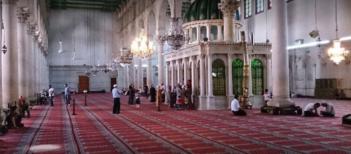 Emevi Camii’ne namaza giderken! - Resim : 2