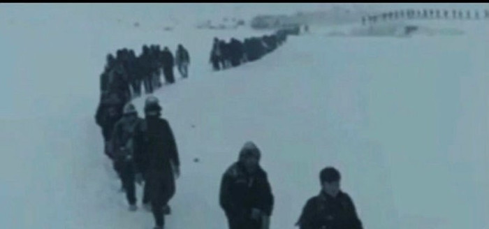 Karda yürüyen göçmenlerle ilgili Valilik açıklaması: Görüntüler İran'dan - Resim : 1