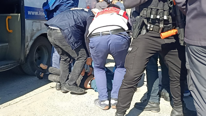 1 Mayıs İstanbul Bileşenleri'nin basın açıklamasına polis müdahalesi: 50'ye yakın kişi gözaltına alındı - Resim : 1