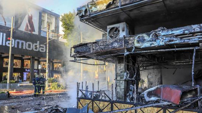 Antalya'da dönerci dükkanında yangın: Birçok dükkan zarar gördü - Resim : 1