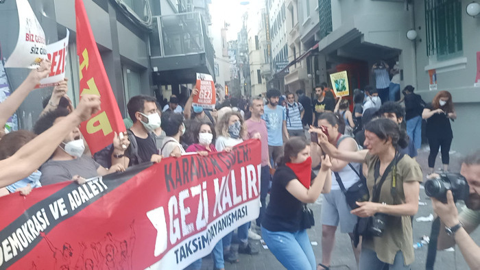 Gezi'nin yıldönümünde 100'e yakın gözaltı, yakın mesafeden biber gazlı müdahale, gazetecilere darp - Resim : 1