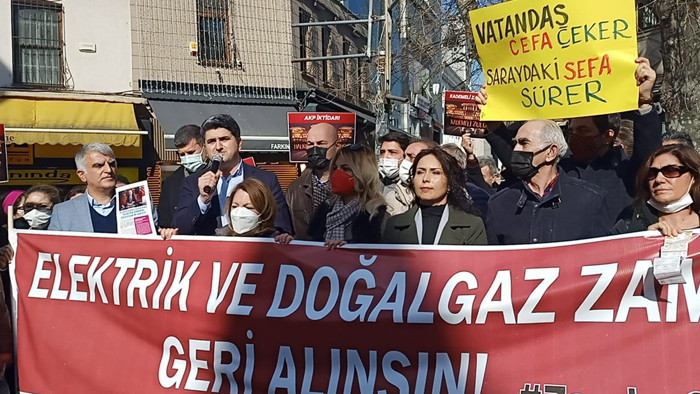 CHP'den Kadıköy'de zamlar geri alınsın eylemi: Sarayın ışıklarına bak nasıl yanıyor - Resim : 1