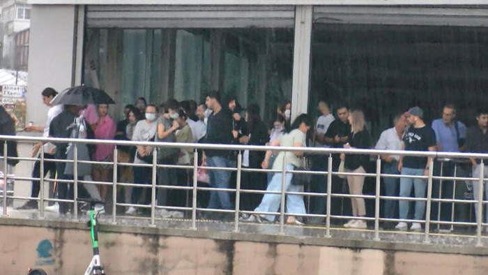 İstanbul'da sağanak yağış: İnsanlar kafelere sığındı - Resim : 1