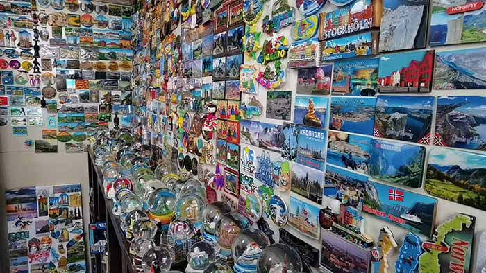 78 ülkeden aldığı 2 bin magneti evinde sergiliyor: 'Neredeyse bir daire parasına mâl oldular' - Resim : 1