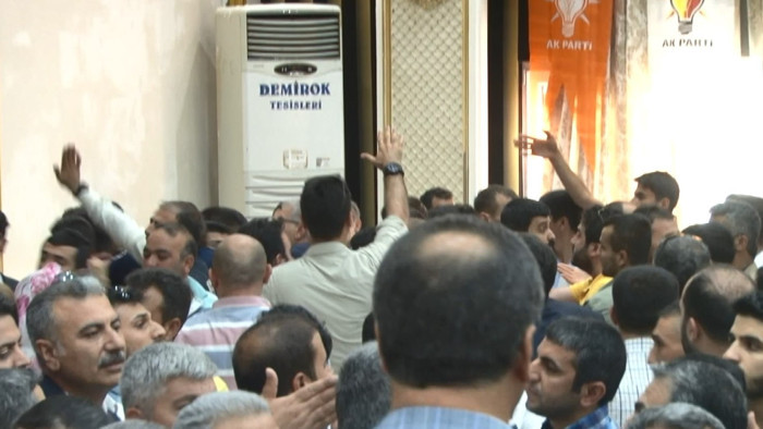 AKP aday tanıtım toplantısında slogan kavgası - Resim : 2