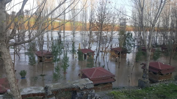 Dicle Barajı'nın kapağı kopunca Kral Kızı Barajı'nda kapaklar kapatıldı, barajda aşırı su birikiyor! - Resim : 1