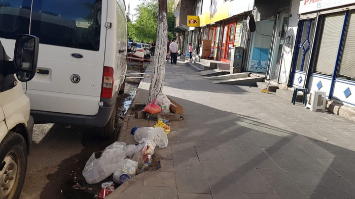 Kürtçe tabelayı kaldıran Tatvan Belediyesi'ne halktan çağrı: Tabelayı bırak, çöpleri toplamaya bak - Resim : 1