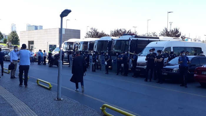 AKP'nin yasasına karşı yüzlerce avukat İstanbul Adliyesi'ndeydi: Halk için mücadele edeceğiz - Resim : 1