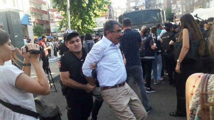 İhraç karşıtı eyleme polisten sert müdahale - Resim : 2