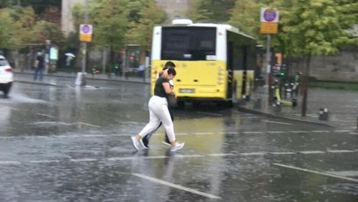 İstanbul'da sağanak yağış: İnsanlar kafelere sığındı - Resim : 2
