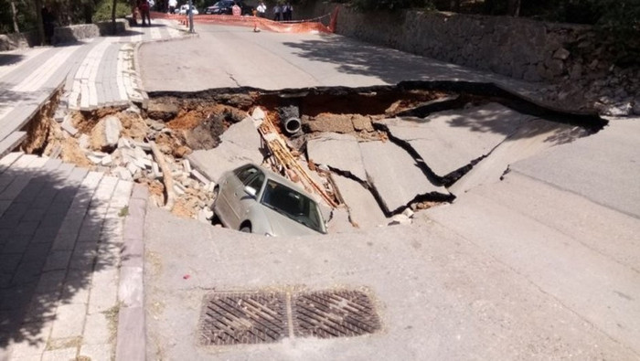 İstanbul'da yol otomobil yuttu - Resim : 1