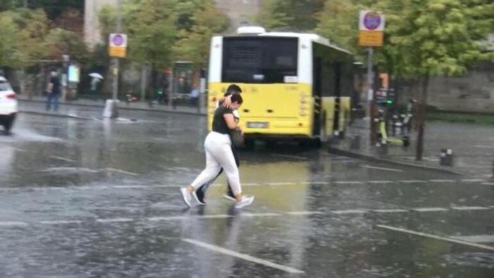 İstanbul'da sağanak yağış: İnsanlar kafelere sığındı - Resim : 2