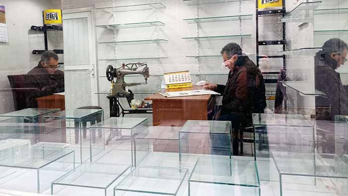 Beyoğlu’nun 45 yıllık ayakkabı ustası kepenk kapattı: Bu ülkede aç kaldım - Resim : 3