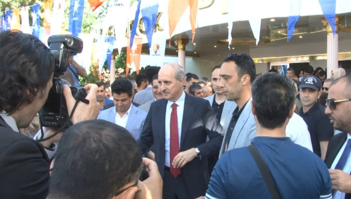 AKP aday tanıtım toplantısında slogan kavgası - Resim : 3