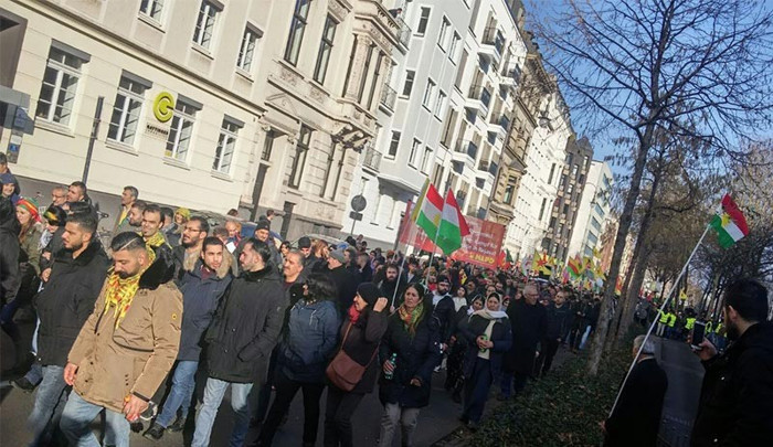 Alman polisi yürüyüşe müdahale etti - Resim : 3