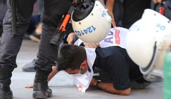 Ankara'daki Suruç anmasına müdahale: Polis hayatını kaybedenlerin fotoğraflarını parçaladı - Resim : 4