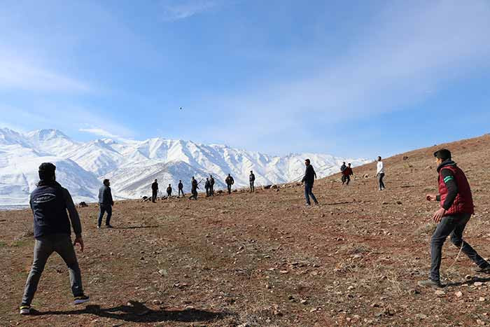 Vanlı gençlerin 'beyzbolu': Topa garane - Resim : 2