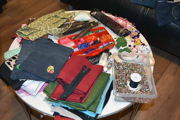 17 yaşındaki Ceylin, beyin tümörünü yendi, kanserli çocuklar için çanta satıyor - Resim : 1