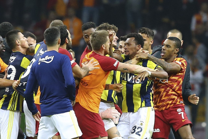 Derbi sonrası futbolcular birbirine girdi - Resim : 1