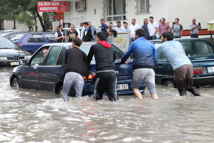 Ankara'da sel: 3 kişi hayatını kaybetti - Resim : 2