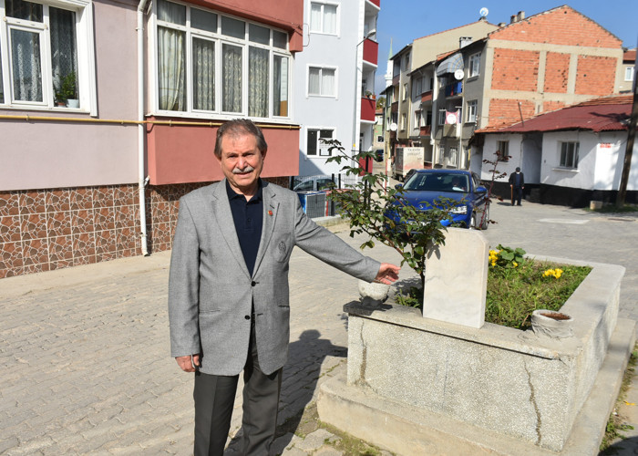 Yol ortasında sır mezar: 1979'dan beri orada duruyor, araçlar görünce yavaşlıyor - Resim : 1