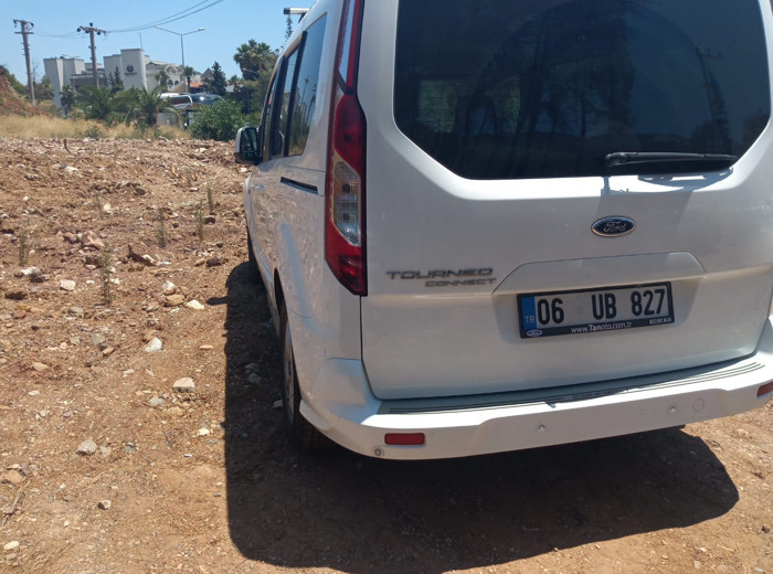 Marmaris'te yangından sonra dikilen fidanların üzerine araç park ettiler - Resim : 1