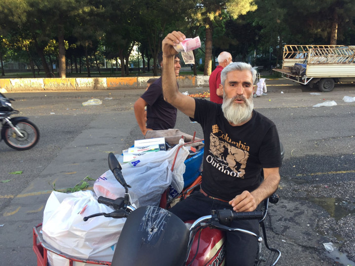 Tezgahlar kalktı yoksulluk ortaya çıktı: Alım gücü olmayan yurttaş yerden sebze meyve topladı - Resim : 2