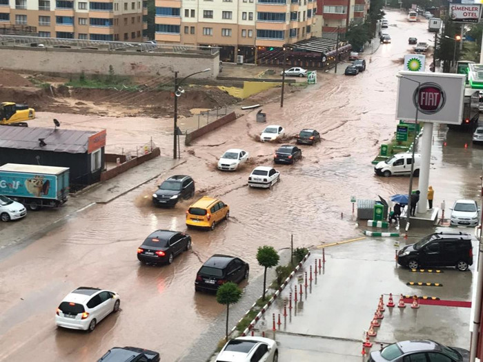 Sağanak yağışta devlet hastanesi acil servisini su bastı - Resim : 1