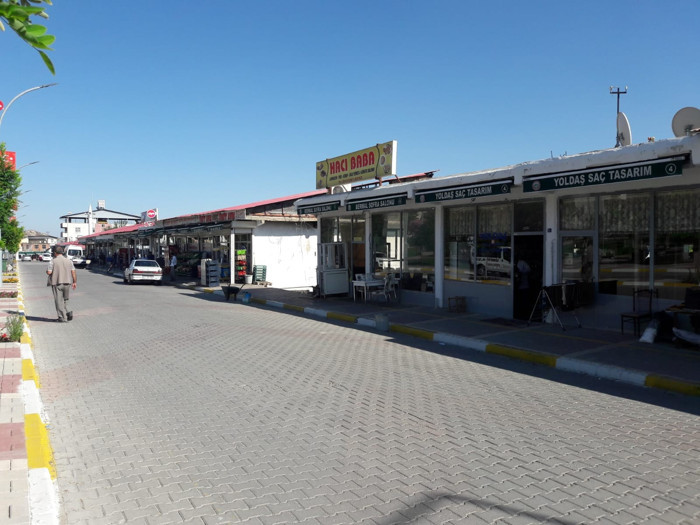 Polis Lice çarşısına astığı bayrakları gece kaldırdı - Resim : 2