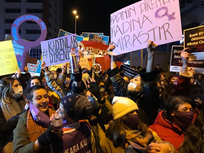 Kadınlar polis engeline rağmen ‘bir kişi daha eksilmemek için’ bir araya geldi - Resim : 1