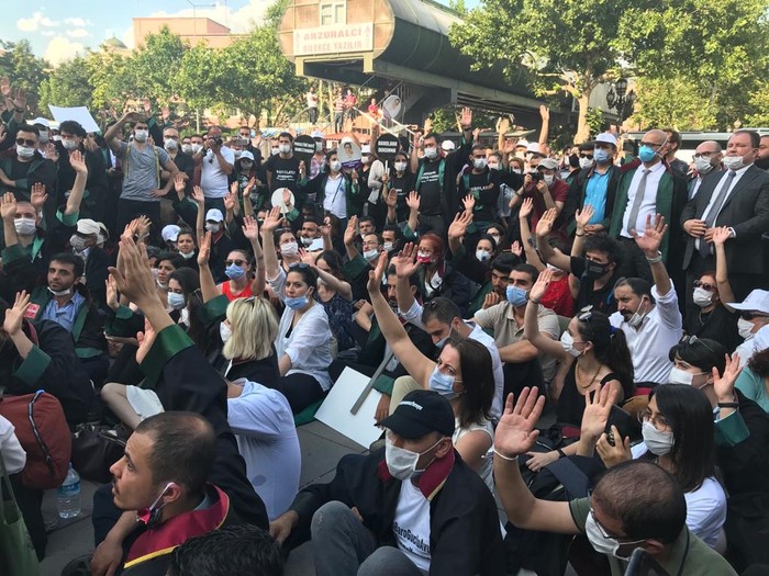 Ankara Adliyesi'nden Meclis'e yürümek isteyen avukatlara müdahale - Resim : 2