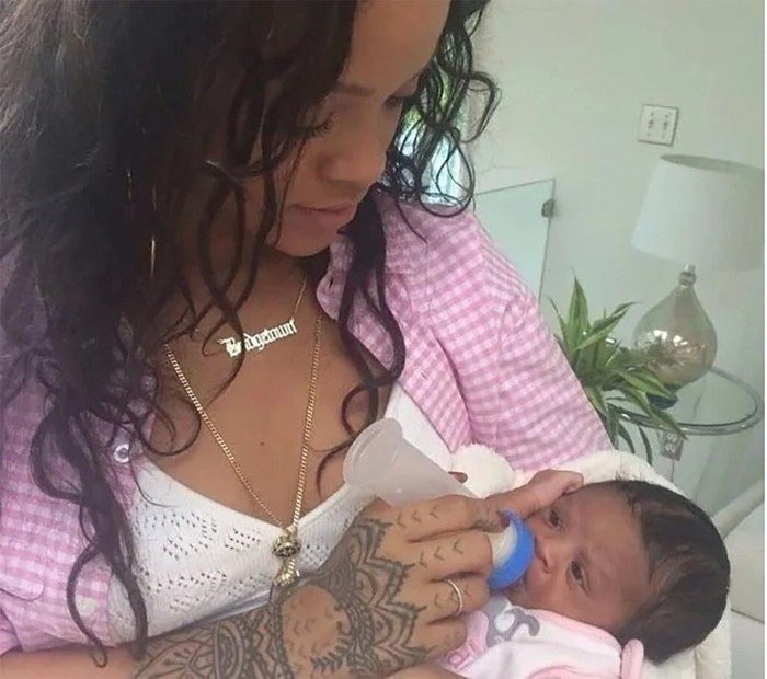 Rihanna'dan bebeğiyle ilk fotoğraf - Resim : 1