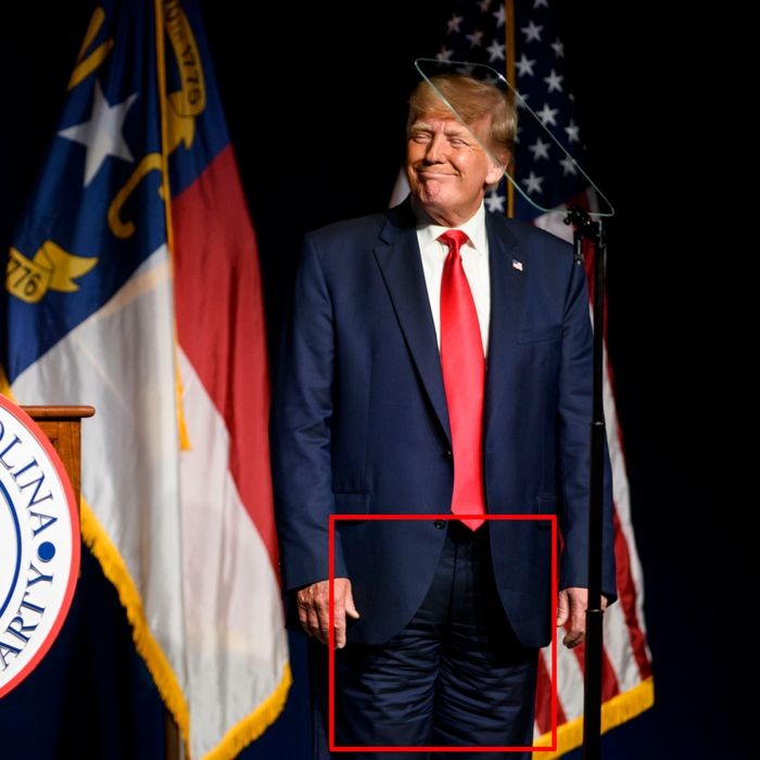 Trump bu kez de 'pantolonu ters giymesiyle' gündemde - Resim : 1