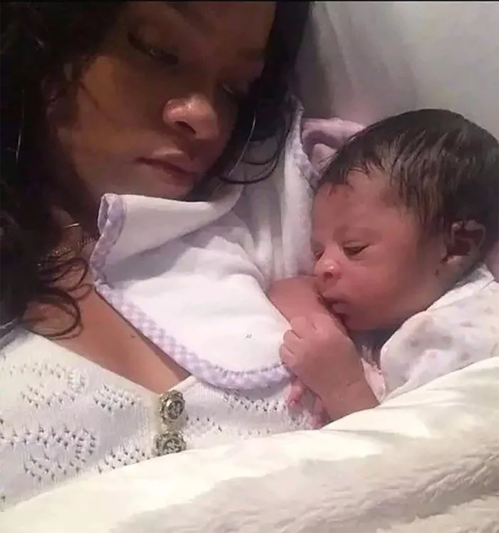 Rihanna'dan bebeğiyle ilk fotoğraf - Resim : 2
