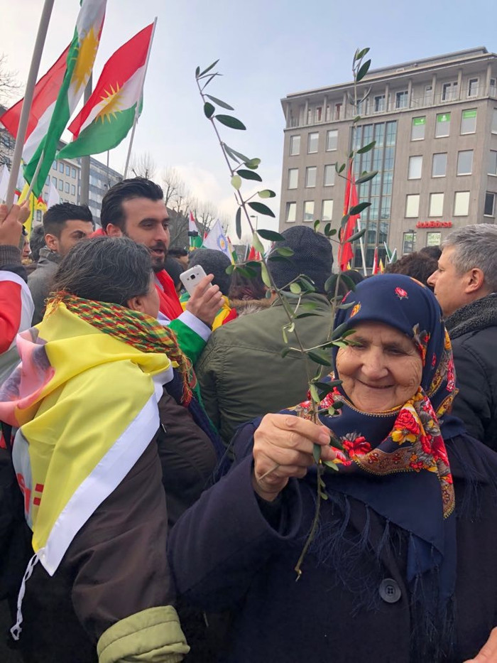 Alman polisi yürüyüşe müdahale etti - Resim : 4
