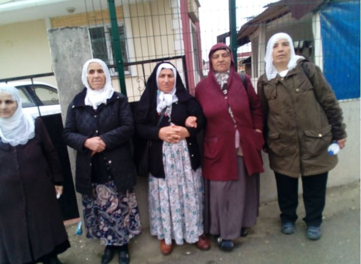 Cezaevi önünde oturma eylemi yapan ailelere gözaltı - Resim : 2