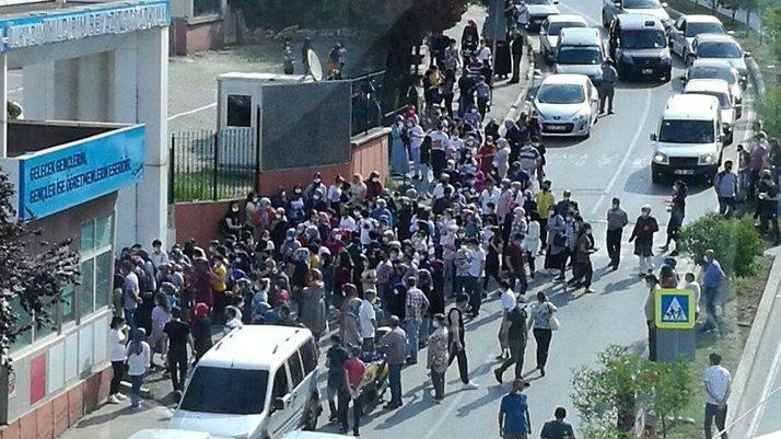 Bir milyon 600 bin öğrenci ve aileleri LGS'de: Sosyal mesafe hiçe sayıldı, kalabalıklar oluştu - Resim : 1