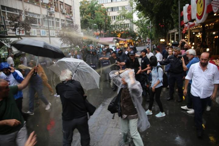 Polis Veli Saçılık'ın gözüne gaz sıktı - Resim : 1