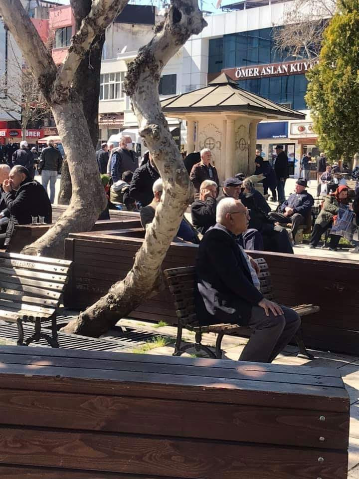 Koronavirüs tedbirlerine uyulmayınca banklar söküldü - Resim : 1
