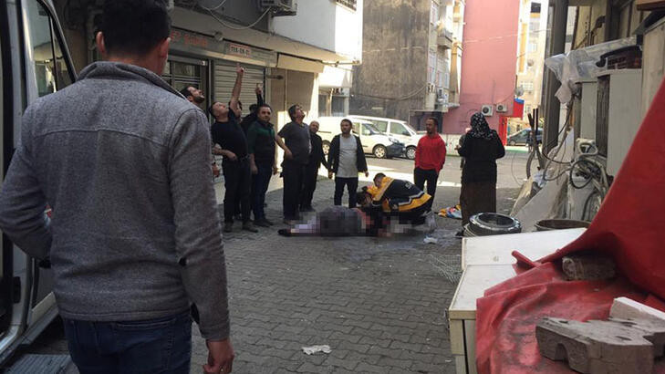 Cam silerken 5'inci kattan düşen kadın ağır yaralandı - Resim : 1