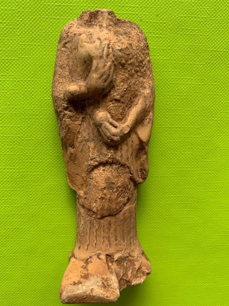 bir-hashas-ve-nar-tutan-disi-figurun-730x973.jpg
