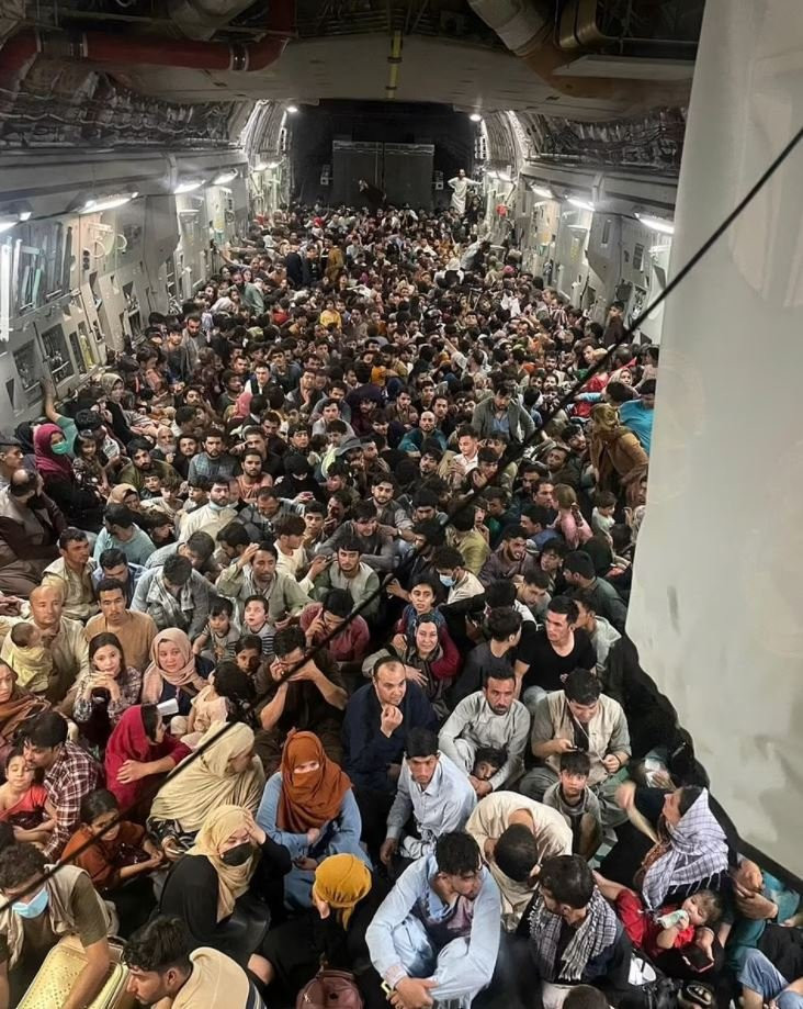 Afganistan: 150 kişilik uçağa 640 kişi binerek Taliban'dan kaçtılar - Resim : 1