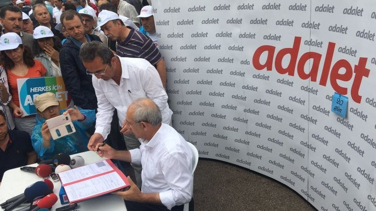 Kılıçdaroğlu AİHM dilekçesini canlı yayında imzaladı - Resim : 1