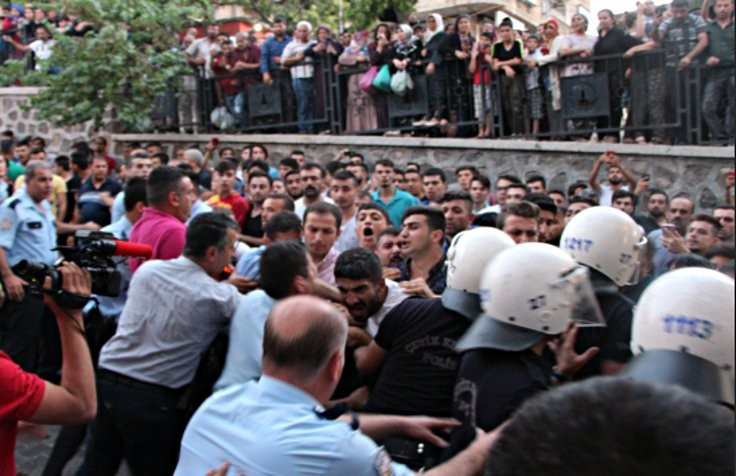 Çocuğa istismar iddiası linç girişimine dönüştü - Resim : 1