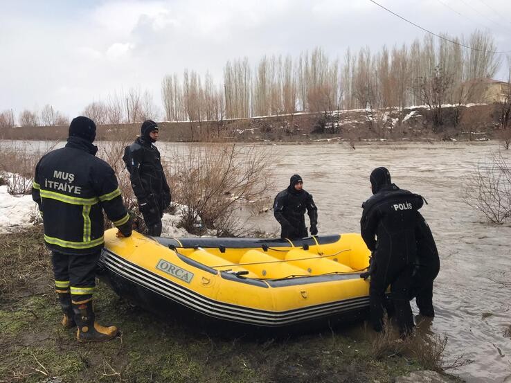 Karasu Nehri'ne düşen Yağmur'un cansız bedenine ulaşıldı - Resim : 1