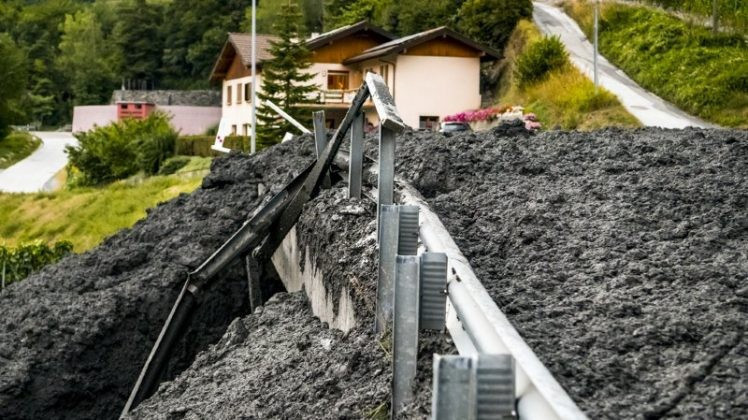 Çamurla kaplanan köy tahliye edildi - Resim : 1