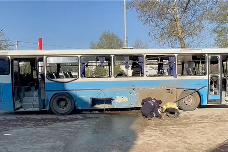 Cezaevi personelini taşıyan araçta patlama: Bir kişi öldü, yaralılar var - Resim : 1