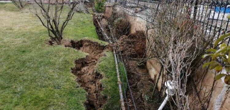 Villaların bahçesinde dev yarıklar oluşturan inşaat durduruldu - Resim : 1