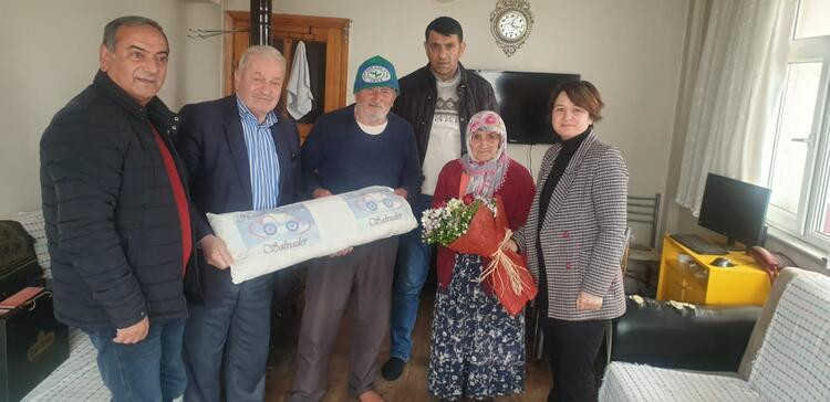 Evliliklerinde 60 yılı deviren çiftlere yastık hediye edildi - Resim : 1